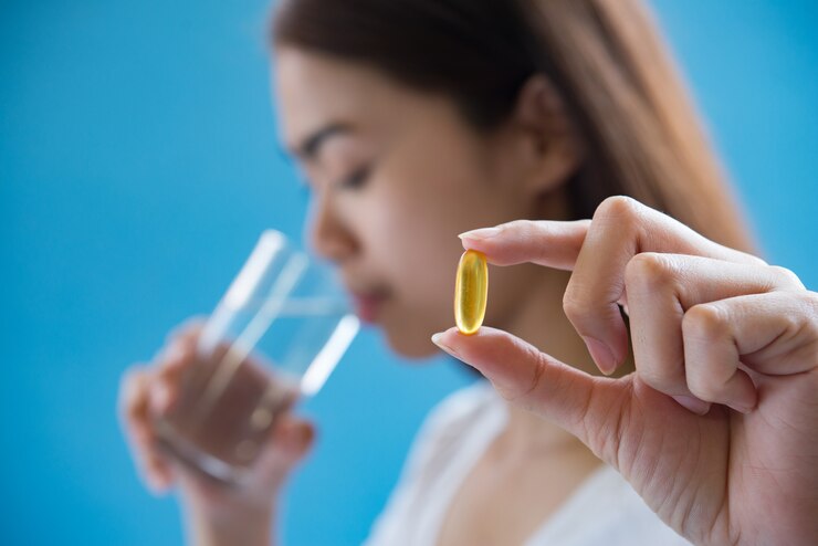 Kapsul omega-3 dan ikan segar sebagai sumber asam lemak sehat untuk kesehatan sendi